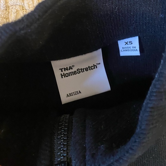 Aritzia TNA homestretch Black Half zip - Picture 5 of 5